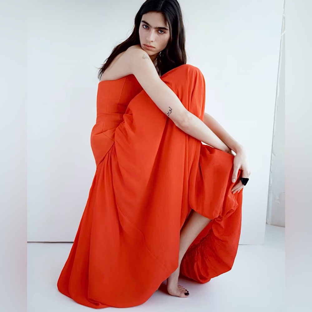 H&M STUDIO COLLECTION 2026 
NWT BRIGHT RED HOURGLASS BANDEAU EVENING DRESS